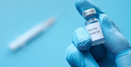 COVID-19: Pessoas com alergias a excipientes ou com anafilaxia idiopática apenas são vacinadas após consulta hospitalar